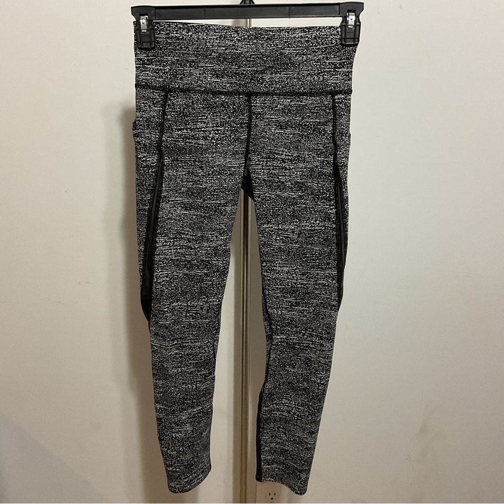 Lululemon Black White Leggings Size 8